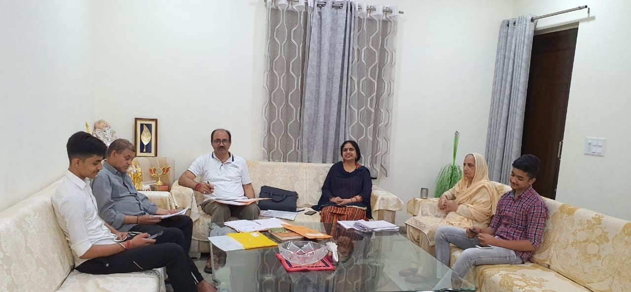 जनता कर्फ्यू के दौरान सर्किट हाऊस मार्ग पर बापूजीनगर में अपने आवास पर परिवार संग वार्ता करते भाज? जनता कर्फ्यू के दौरान सर्किट हाऊस मार्ग पर बापूजीनगर में अपने आवास पर परिवार संग वार्ता करते भाज?