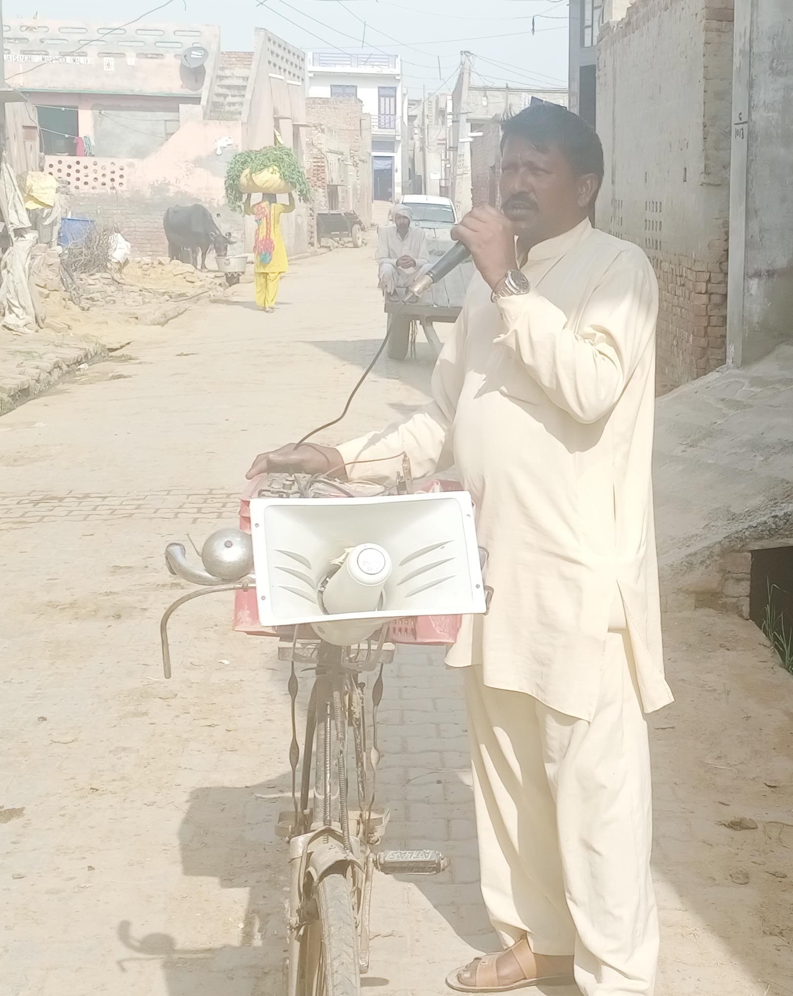 गांवों में मुनादी करता चौकीदार। गांवों में मुनादी करता चौकीदार।