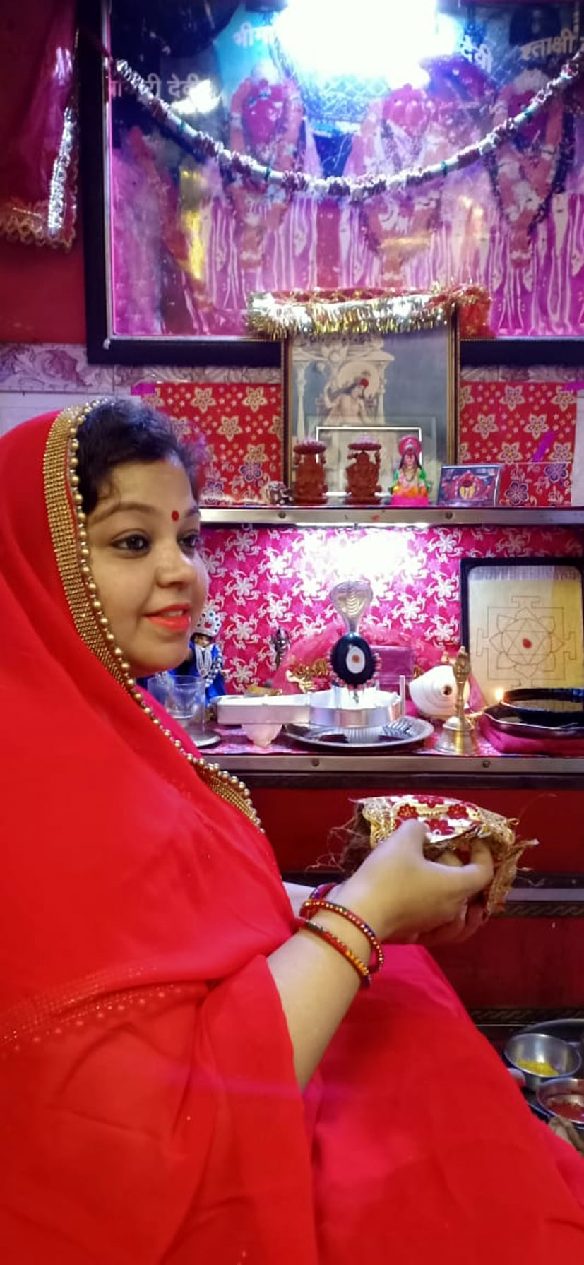 तोता चौक स्थित अपने आवास पर नवरात्र को लेकर मंदिर में तैयारी करती शलिनी दीक्षित तोता चौक स्थित अपने आवास पर नवरात्र को लेकर मंदिर में तैयारी करती शलिनी दीक्षित