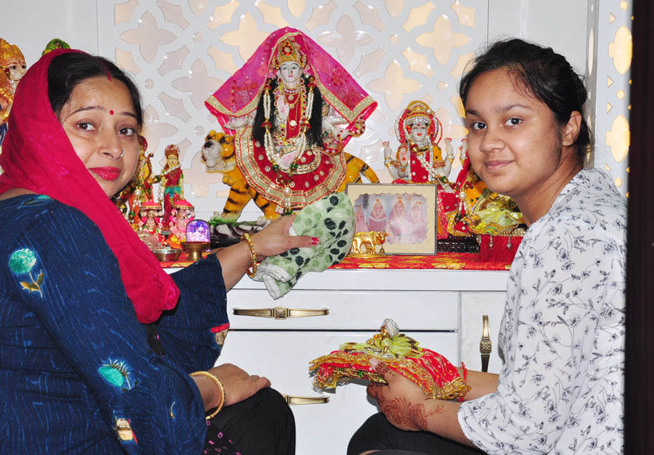 शिव विहार स्थित अपने आवास पर नवरात्र को लेकर मंदिर में तैयारी करती रेनू वर्मा व उनकी बेटी वंशिका शिव विहार स्थित अपने आवास पर नवरात्र को लेकर मंदिर में तैयारी करती रेनू वर्मा व उनकी बेटी वंशिका