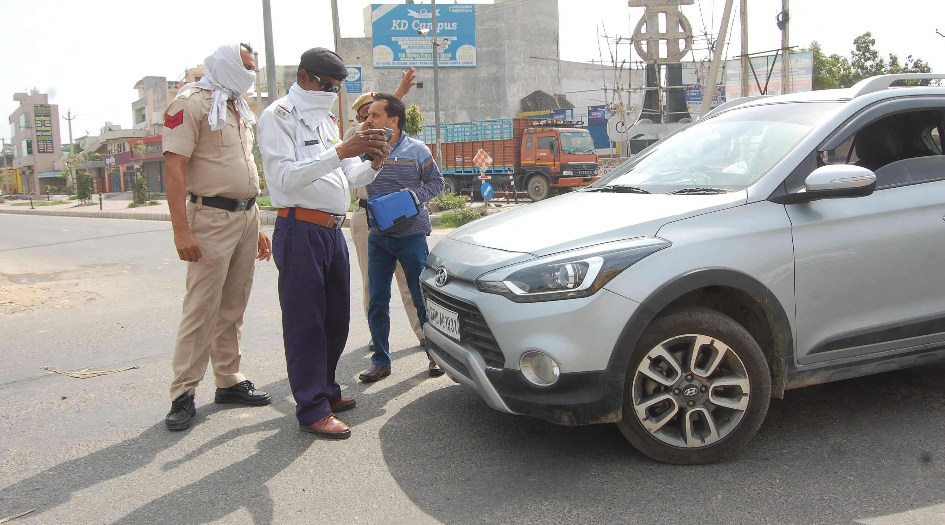 सोनीपत में रोहतक रोड आरओबी के पास वाहन चालकों के चालान करते ट्रैफिक पुलिसकर्मी। सोनीपत में रोहतक रोड आरओबी के पास वाहन चालकों के चालान करते ट्रैफिक पुलिसकर्मी।
