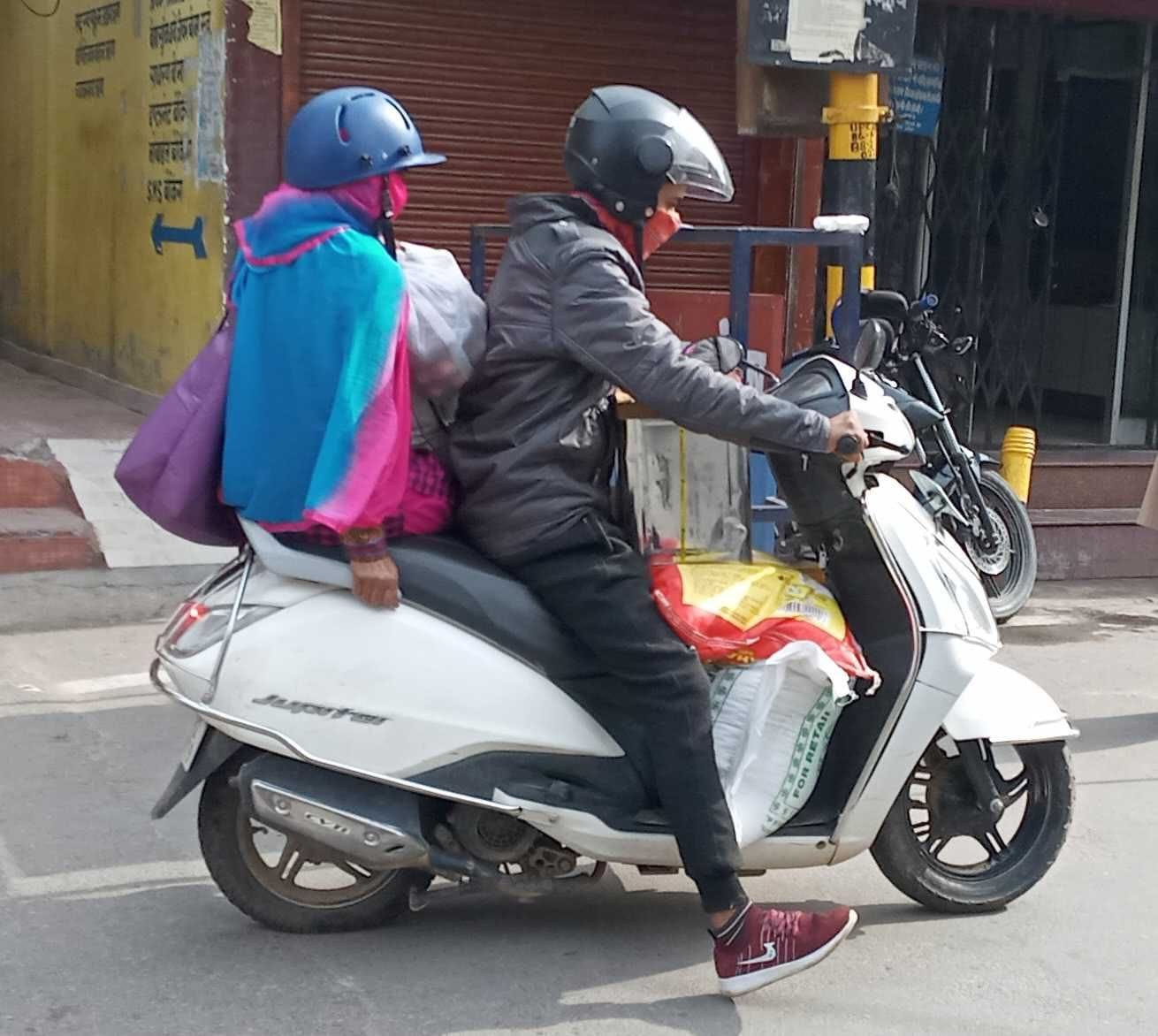 बागेश्वर में स्कूटी में सामान भरकर ले जाता युवक। संवाद न्यूज एजेंसी बागेश्वर में स्कूटी में सामान भरकर ले जाता युवक। संवाद न्यूज एजेंसी