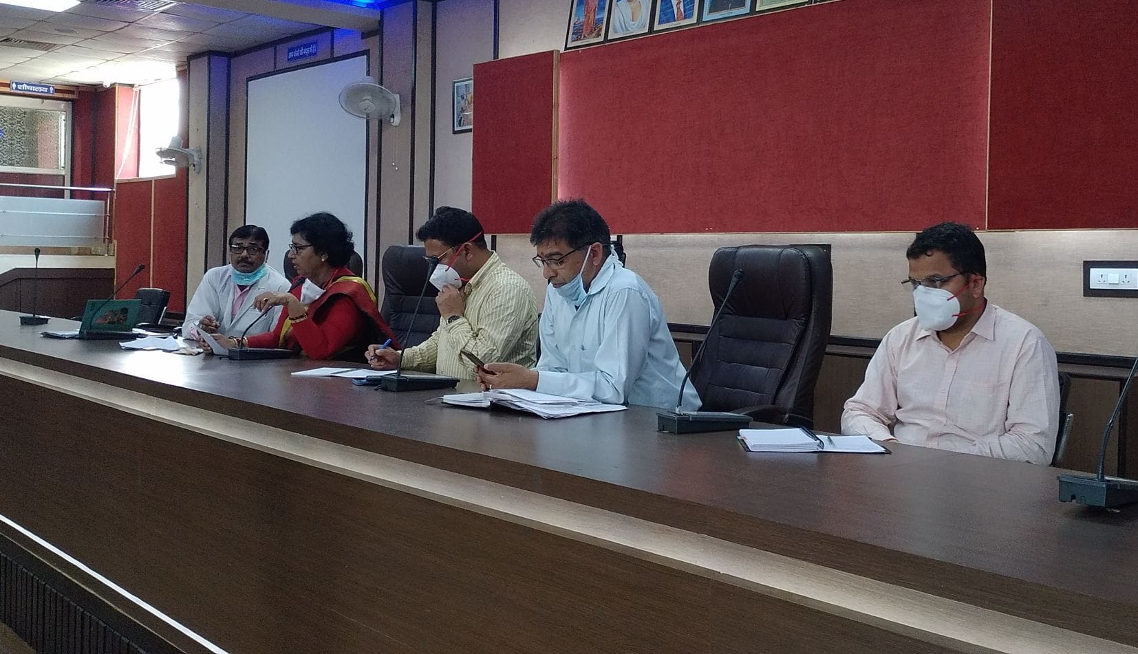 काशीपुर नगर निगम में पार्षदों की बैठक लेते एसडीएम। संवाद न्यूज एजेंसी काशीपुर नगर निगम में पार्षदों की बैठक लेते एसडीएम। संवाद न्यूज एजेंसी