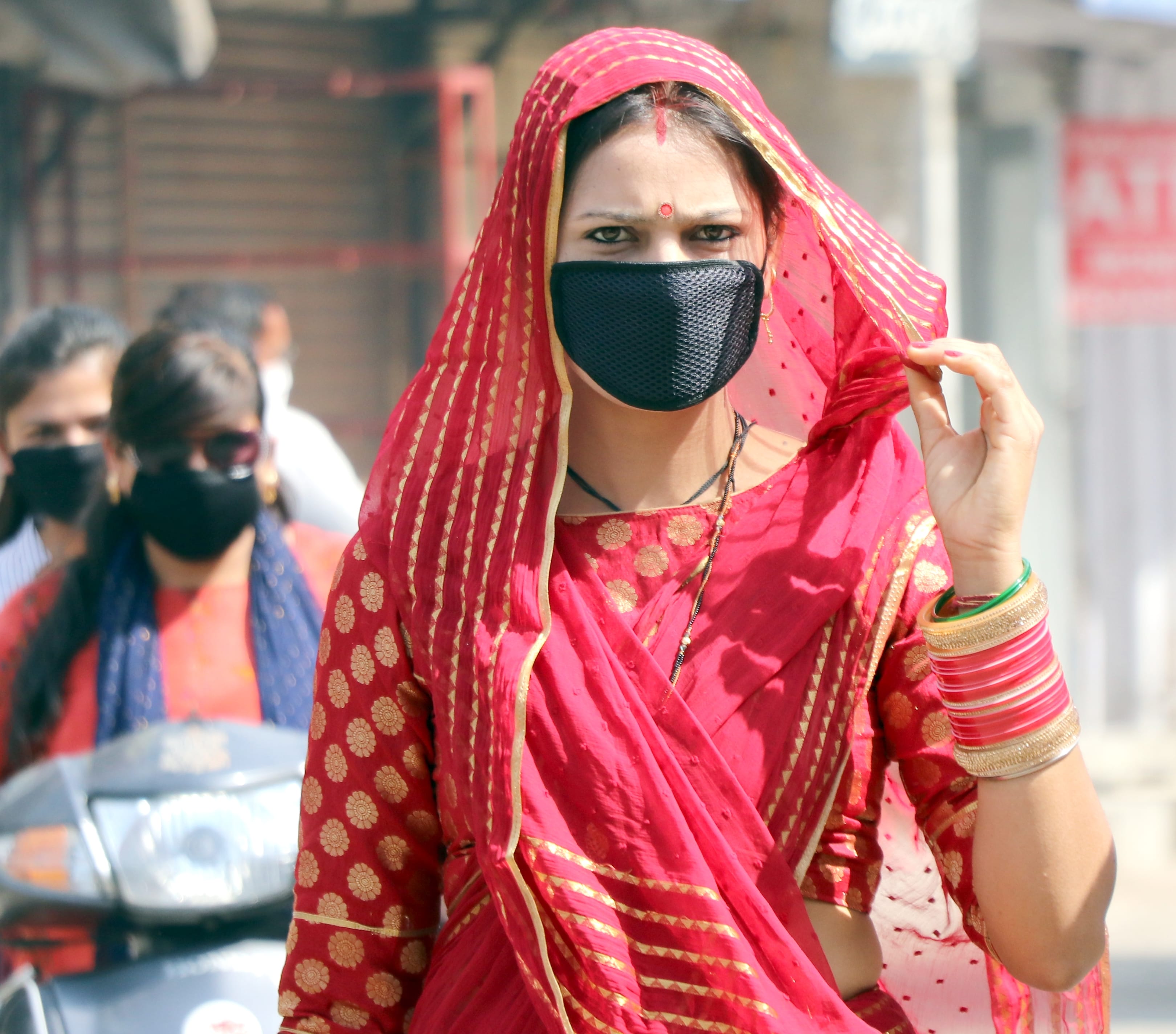 बिजनौर में मॉस्क लगाकर कुछ इस तरह जाती महिला।