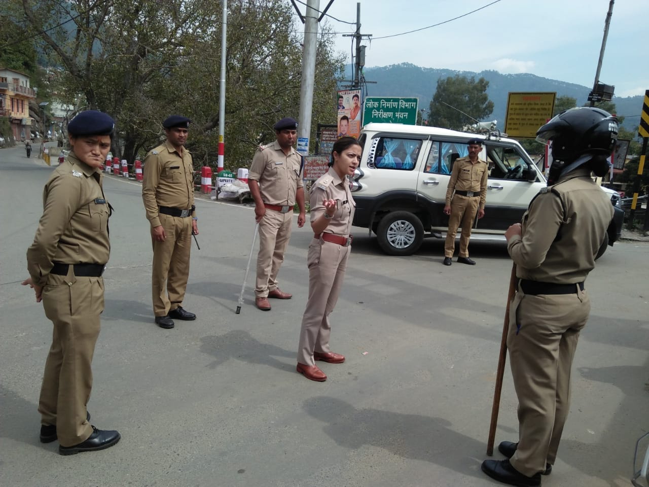 बागेश्वर में पुलिस कर्मियों को दिशानिर्देश देतीं पुलिस अधीक्षक रचिता जुयाल। पुलिस अधीक्षक रचि? बागेश्वर में पुलिस कर्मियों को दिशानिर्देश देतीं पुलिस अधीक्षक रचिता जुयाल। पुलिस अधीक्षक रचि?