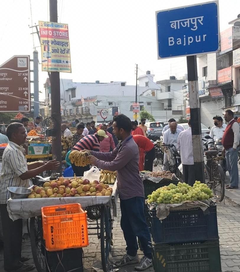 बाजपुर में फल खरीदते लोग। बाजपुर में फल खरीदते लोग।