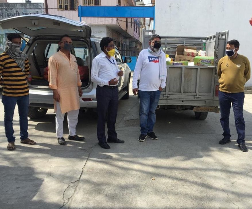 बाजपुर व्यापार मंडल की ओर से घरेलू सामान से भरे दो वाहन।