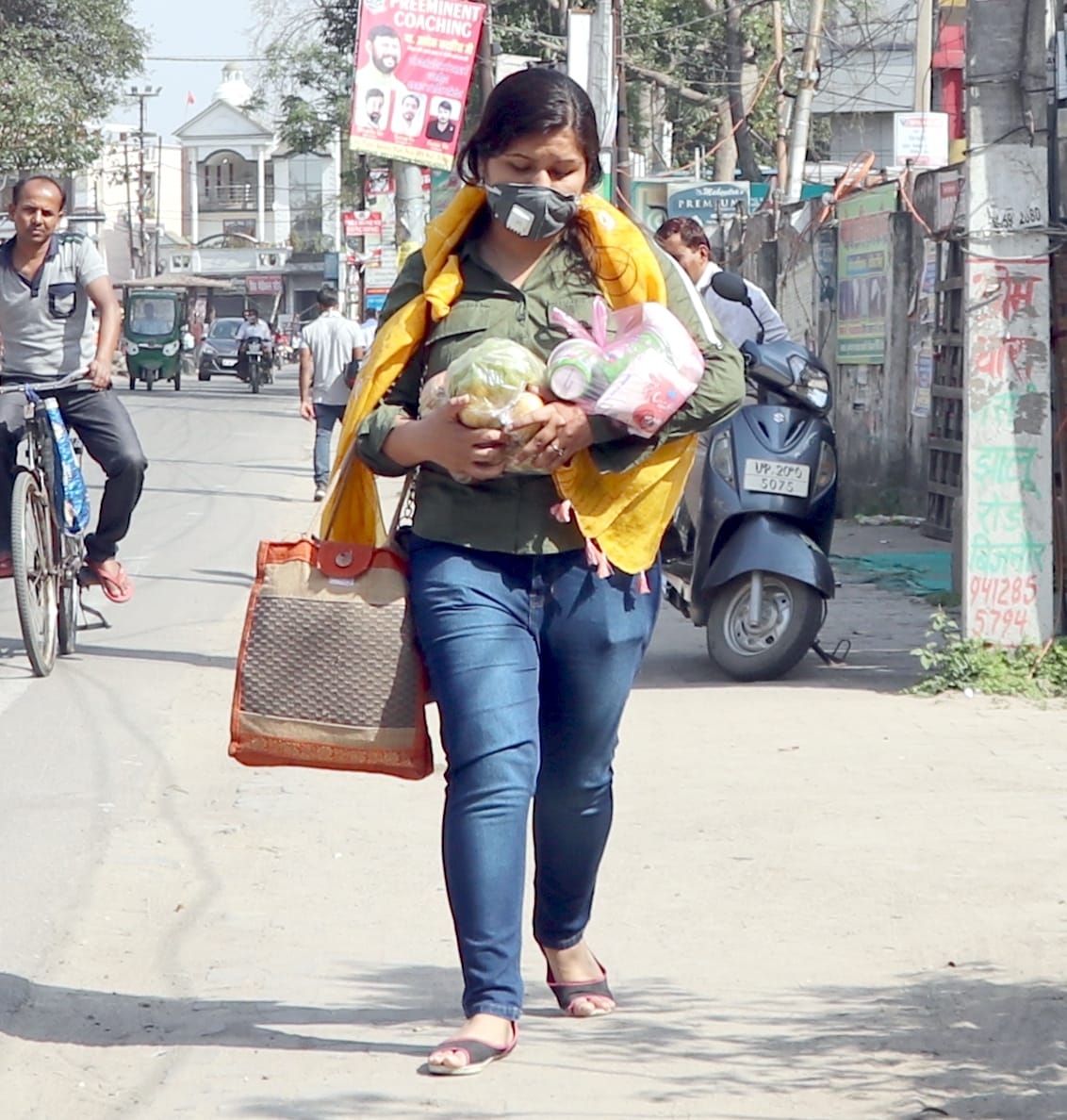 बिजनौर में लॉक टाउन की सूचना पर कुछ इस तरह लेकर जाती युवती सामान।