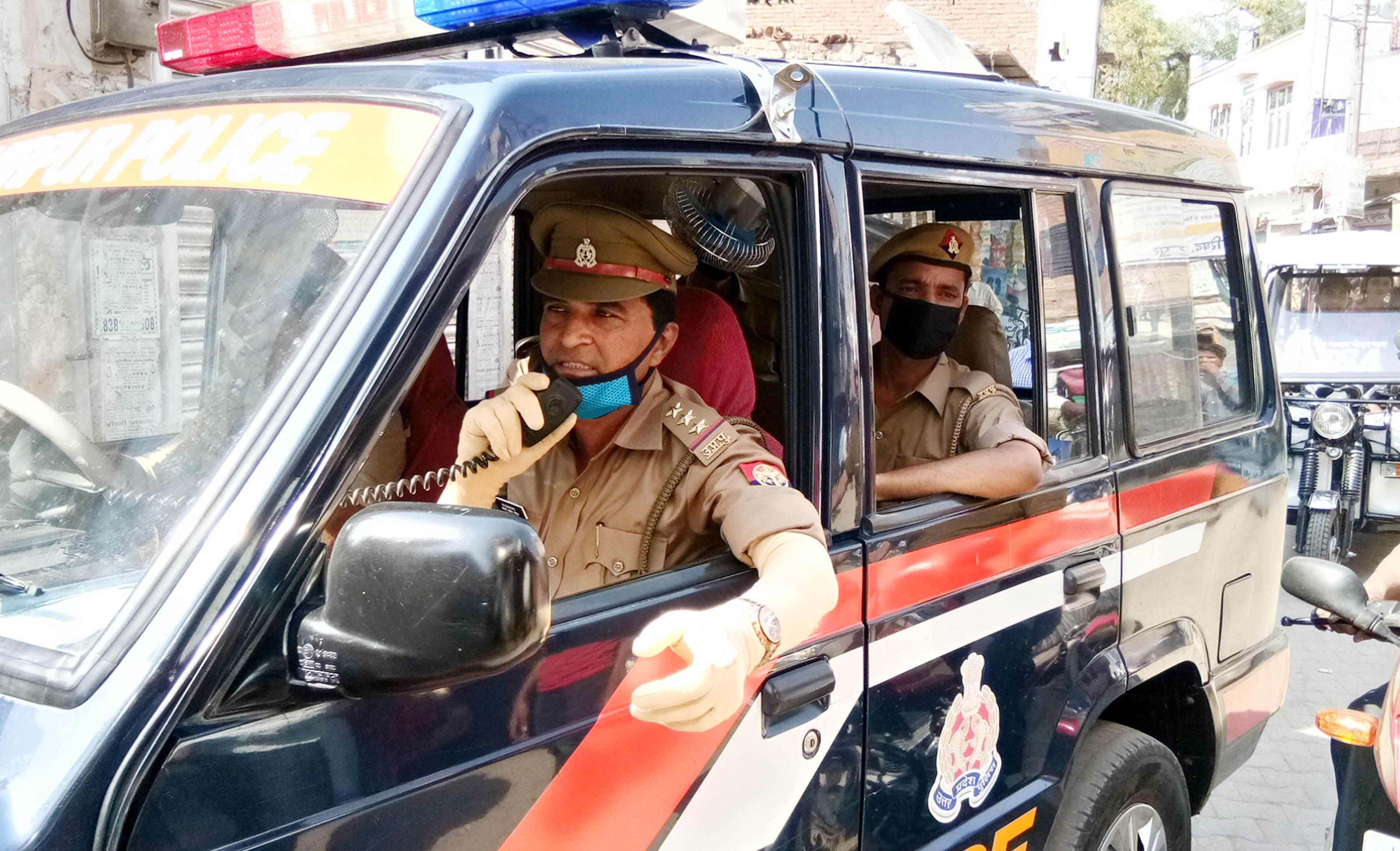 शहर में एनाउंस करते कोतवाल एसपी पटेल। शहर में एनाउंस करते कोतवाल एसपी पटेल।