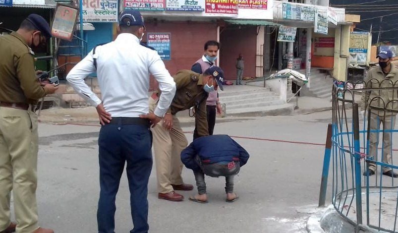 पिथौरागढ़ सिल्थाम तिराहे में बेवजह घूम रहे लोगों को पुलिस ने उठक-बैठक लगाई। संवाद न्यूज एजेंसी पिथौरागढ़ सिल्थाम तिराहे में बेवजह घूम रहे लोगों को पुलिस ने उठक-बैठक लगाई। संवाद न्यूज एजेंसी