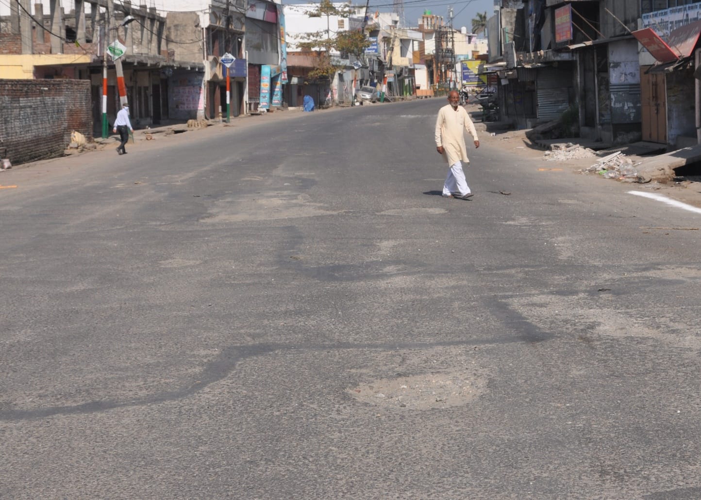 शामली  में दोपहर के बाद लॉकडाउन होने के बाद सडको पर पसरा सन्नाटा