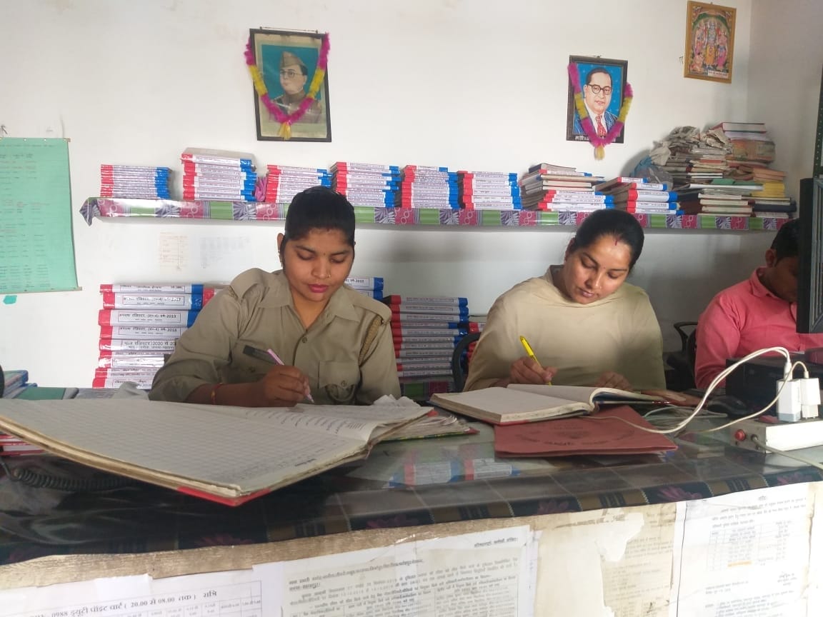 नानौता थाने में तैनात महिला सिपाही कविता और डिंपल