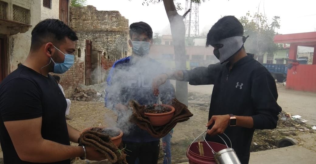 हरसाना कलां में कोरोना वायरस के प्रकोप को कम करने के लिए धूमनी देते युवा। हरसाना कलां में कोरोना वायरस के प्रकोप को कम करने के लिए धूमनी देते युवा।