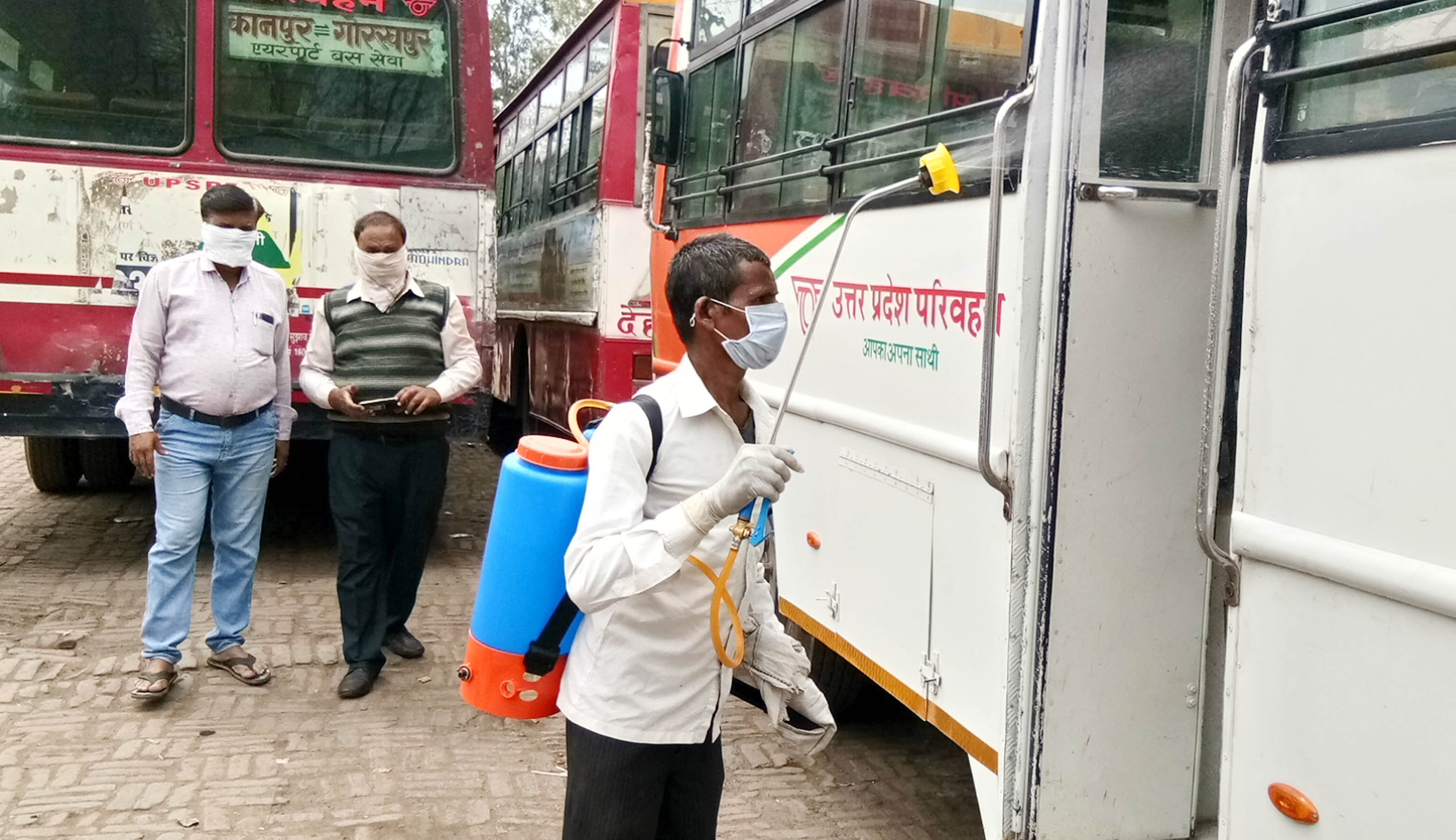 शहर में दवा का छिड़काव करते पालिका कर्मी। शहर में दवा का छिड़काव करते पालिका कर्मी।