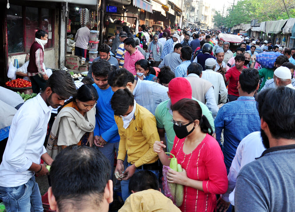 सहारनपुर में लॉकडाउन में मिले समय में सब्जी खरीदते लोग सहारनपुर में लॉकडाउन में मिले समय में सब्जी खरीदते लोग