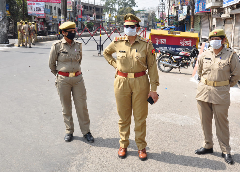 सहारनपुर में लॉकडाउन में चलते घंटाघर पर तैनात महिला थाना इनचार्ज सरिता सिंह