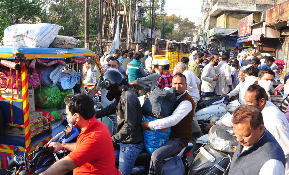 सहारनपुर में लॉकडाउन में मिले समय में राशन खरीद कर लेजाते लोग लगा जाम सहारनपुर में लॉकडाउन में मिले समय में राशन खरीद कर लेजाते लोग लगा जाम