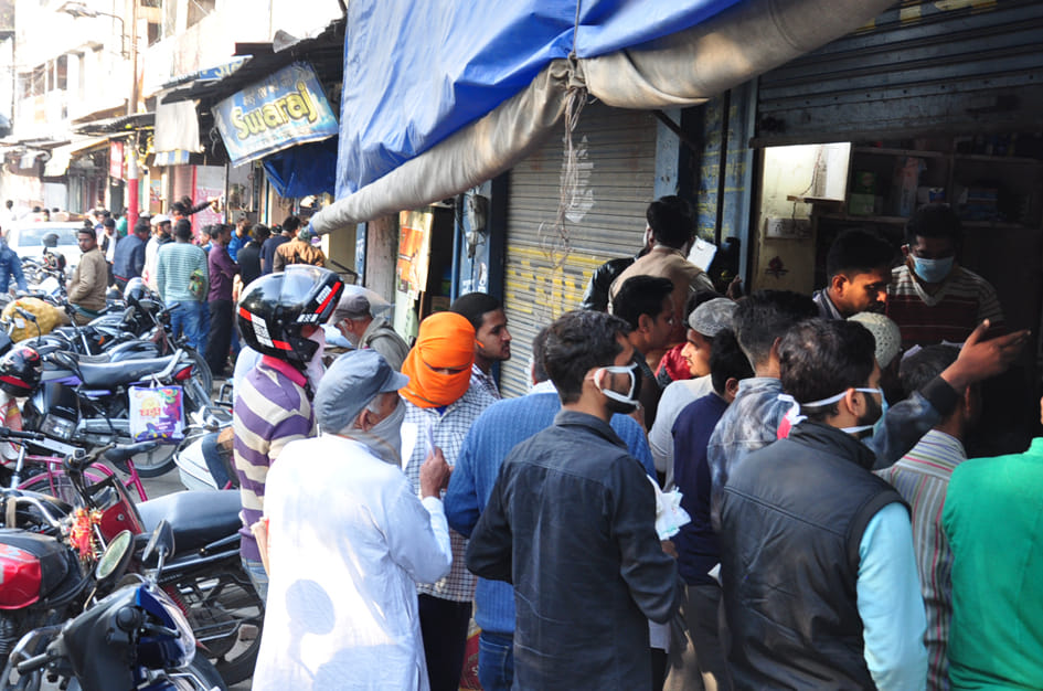 सहारनपुर में लॉकडाउन में मिले समय में राशन खरीदते लोग सहारनपुर में लॉकडाउन में मिले समय में राशन खरीदते लोग