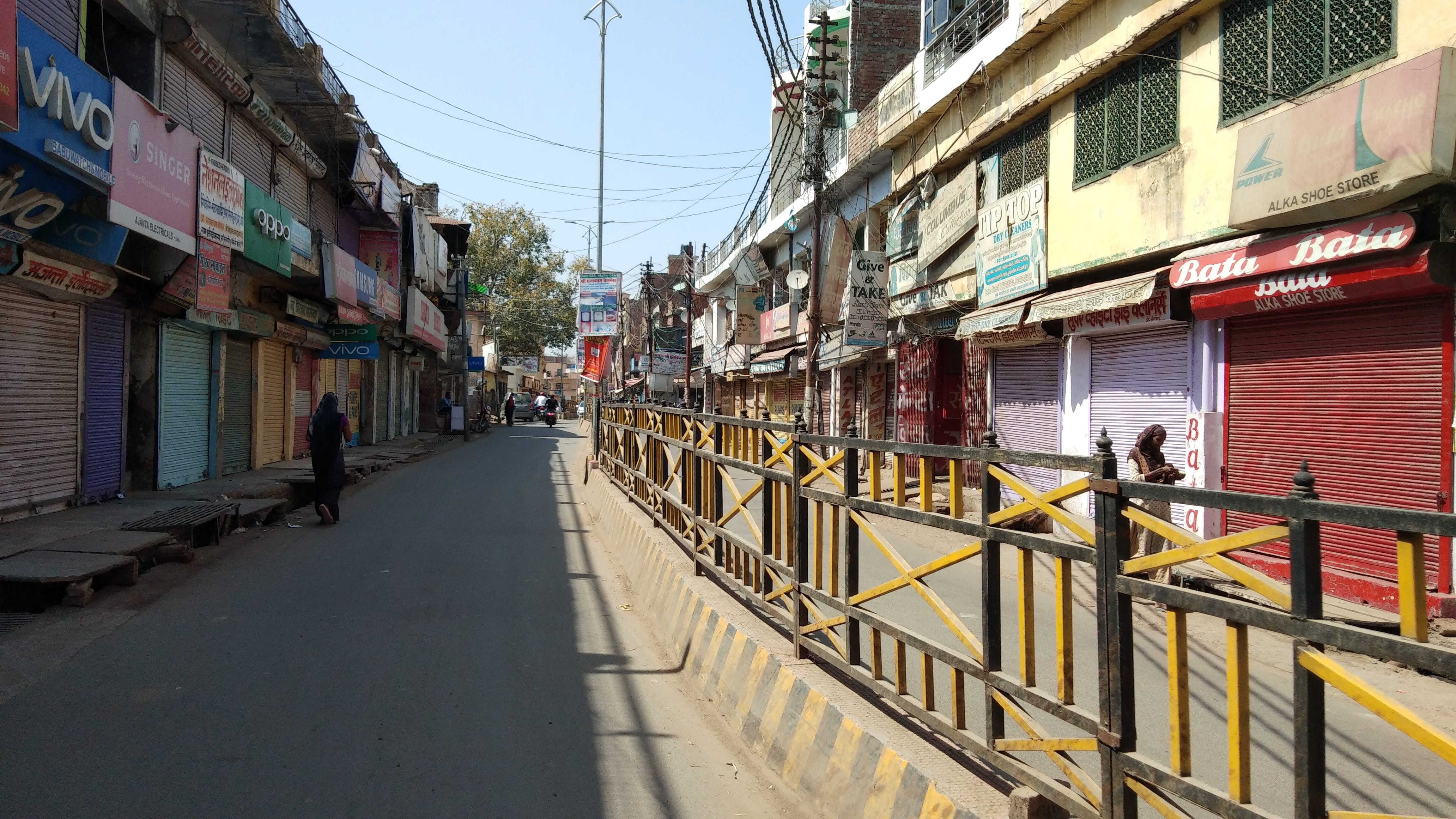 उरई में घंटाघर स्थित बाजार में दुकानों में पड़े ताले उरई में घंटाघर स्थित बाजार में दुकानों में पड़े ताले