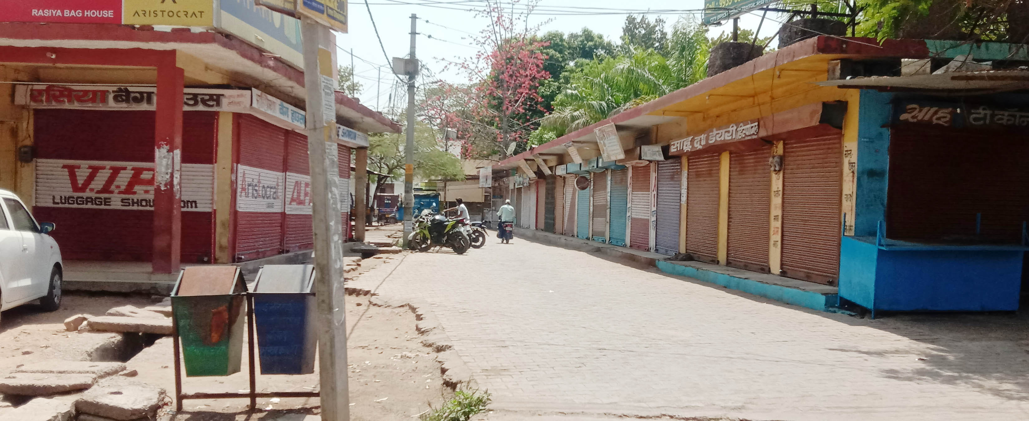 बाजार में बंद दुकानें