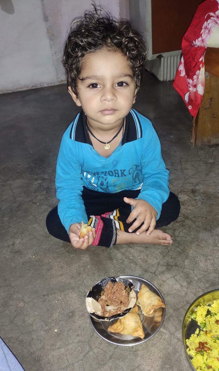 घर में पकवानों के साथ बच्चा
