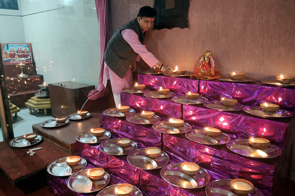 बालाजी धाम में नवरात्रे में माता की ज्योत प्रजलित करते अतुल जोशी