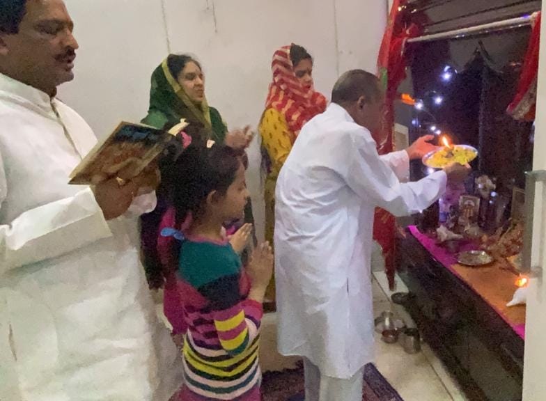 नई मंडी में घरो में नवरात्र पर पुजा अर्चना करते श्रद्वालु। नई मंडी में घरो में नवरात्र पर पुजा अर्चना करते श्रद्वालु।