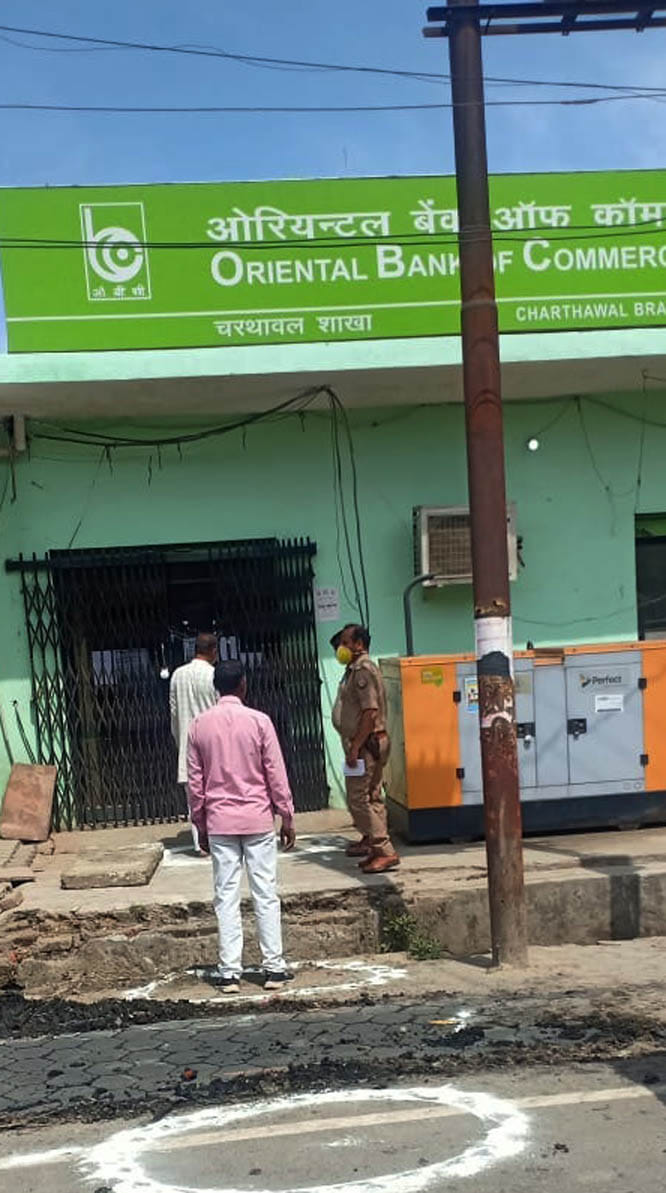 चरथावल बैंक के सामने पुलिस द्वारा बनाए गोल निशान में खडे़ ग्राहक। चरथावल बैंक के सामने पुलिस द्वारा बनाए गोल निशान में खडे़ ग्राहक।