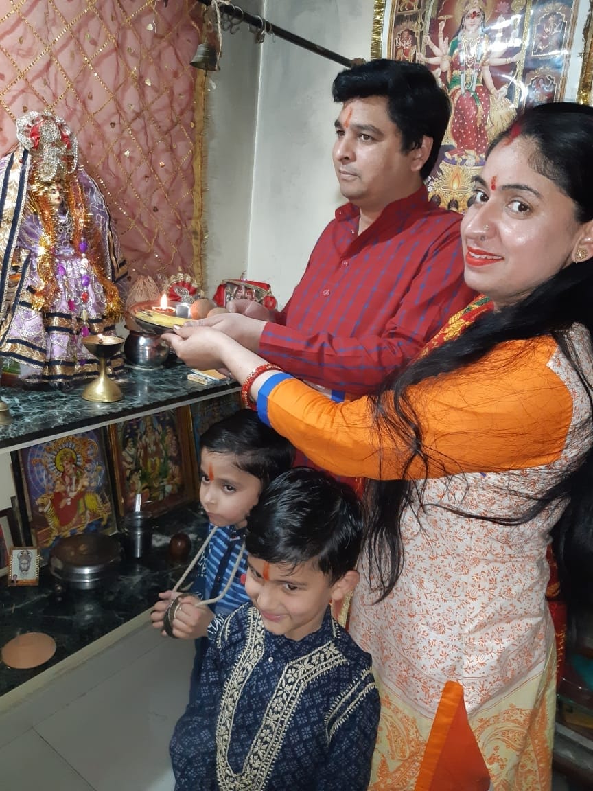 सम्राट विक्रम कालोनी में नवरात्र के पहले दिन मां की आराधना करता एक परिवार।