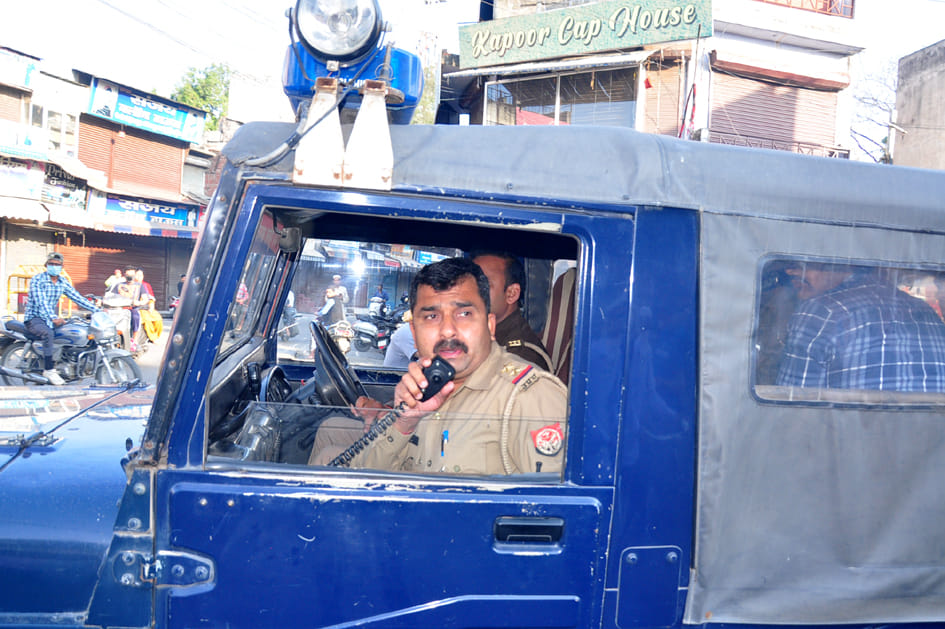 सहारनपुर में लॉकडाउन के चलते प्रताप मार्केट में खरीदारी कर रही भीड़ को चेतावनी देती पुलिस। सहारनपुर में लॉकडाउन के चलते प्रताप मार्केट में खरीदारी कर रही भीड़ को चेतावनी देती पुलिस।