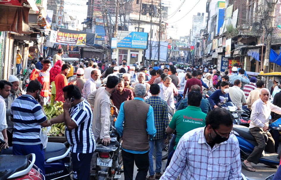 सहारनपुर में लॉकडाउन के चलते फुव्वारा चौक पर खरीदारी करने को उमड़ी भीड़ सहारनपुर में लॉकडाउन के चलते फुव्वारा चौक पर खरीदारी करने को उमड़ी भीड़