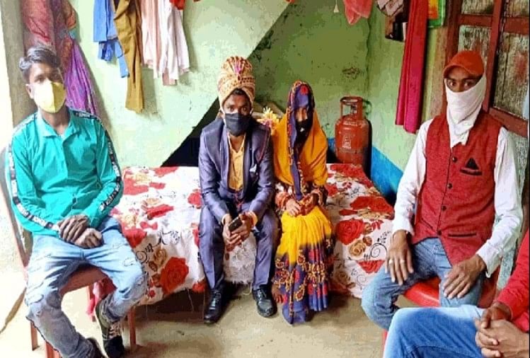 Groom Wearing Mask With Four Barais Arrives At Bride House In Lakhimpur  Kheri See Photos - मास्क लगाकर चार बरातियों के साथ दुल्हन लेने पहुंचे  दूल्हे राजा, द्वारचार पर कराया ...