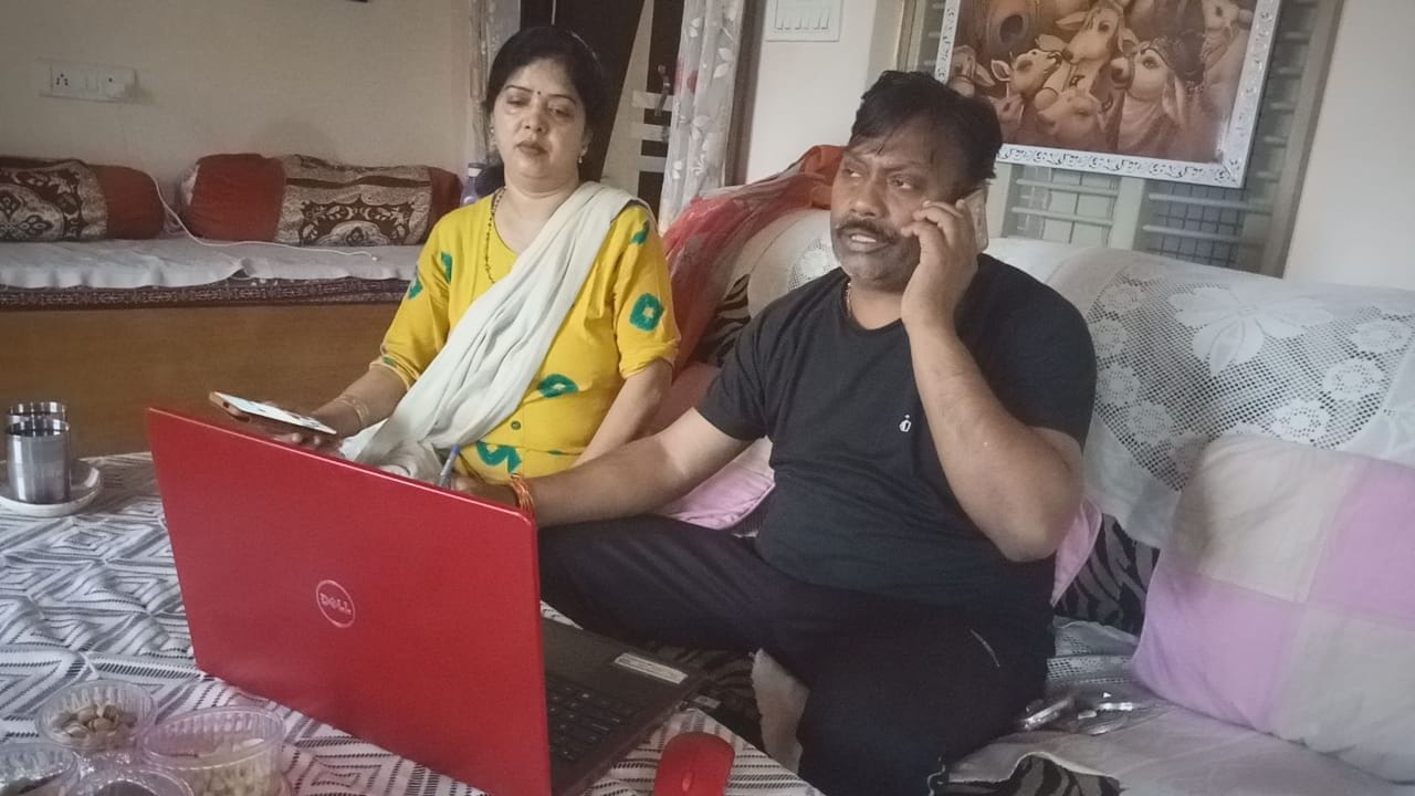 अपने क्षेत्र के अपने कार्यकर्ता व समर्थकों की समस्या की जानकारी फोन पर करते सदर विधायक विपिन वर्?