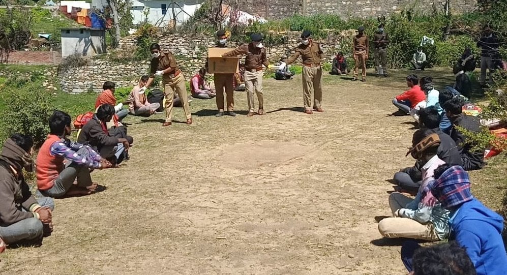 पिथौरागढ़ के ऐंचोली में मजदूरों को भोजन कराती एसपी प्रीति प्रिदर्शनी और अन्य अधिकारी।  संवाद