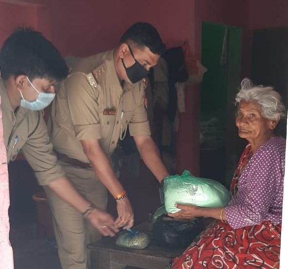 घर में अकेले रह रही बुजुर्ग को राशन देते कोतवाल दिनेश चंद्र मिश्रा। घर में अकेले रह रही बुजुर्ग को राशन देते कोतवाल दिनेश चंद्र मिश्रा।