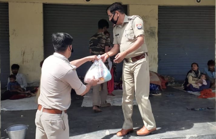 बेहट के गांव संसारपुर में झुग्गियों में रहने वाले गरीब परिवारों को राशन का वितरण करती बेहट पुलिस? बेहट के गांव संसारपुर में झुग्गियों में रहने वाले गरीब परिवारों को राशन का वितरण करती बेहट पुलिस?