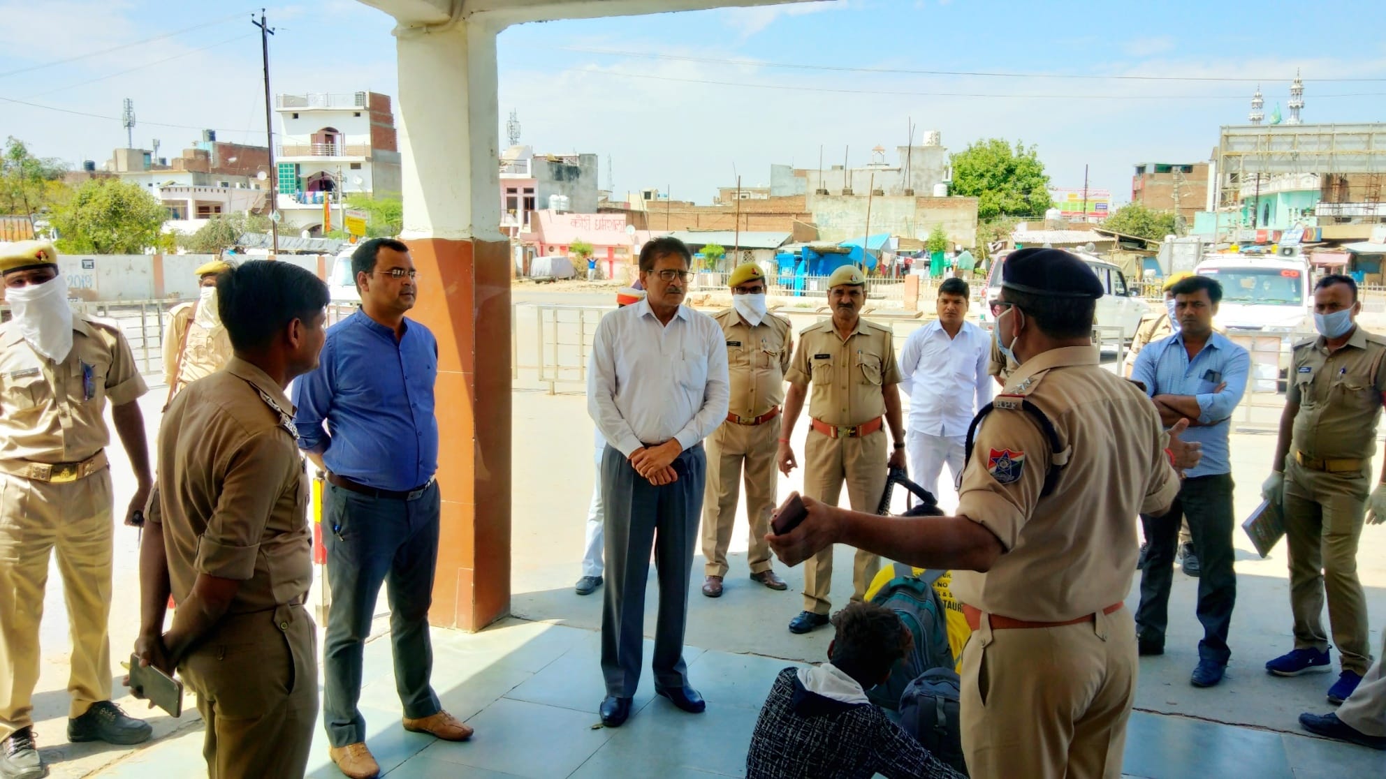 स्टेशन के बाहर यात्रियों की जानकारी लेते एडीएम व एएसपी स्टेशन के बाहर यात्रियों की जानकारी लेते एडीएम व एएसपी