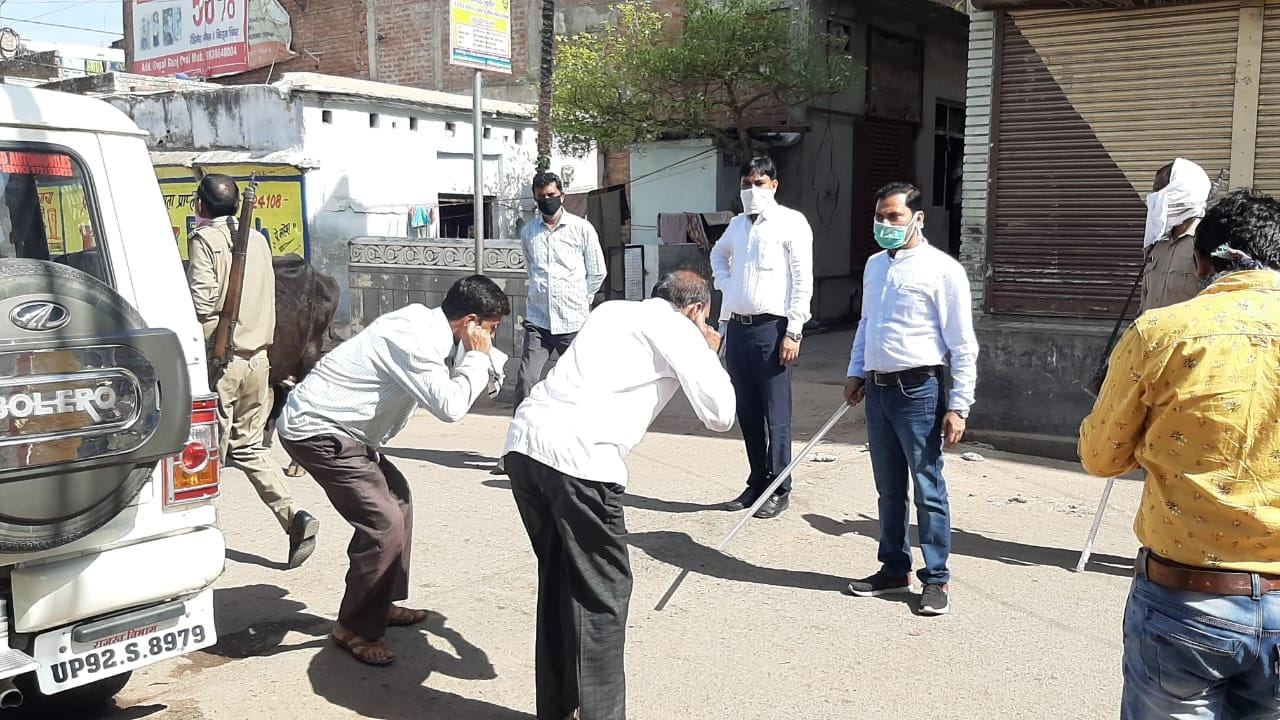 कोच में बंद के दौरान घूमने वालों को उठा बैठक कराते तहसीलदार राजेश विश्वकर्मा व नायब तहसीलदार संज? कोच में बंद के दौरान घूमने वालों को उठा बैठक कराते तहसीलदार राजेश विश्वकर्मा व नायब तहसीलदार संज?