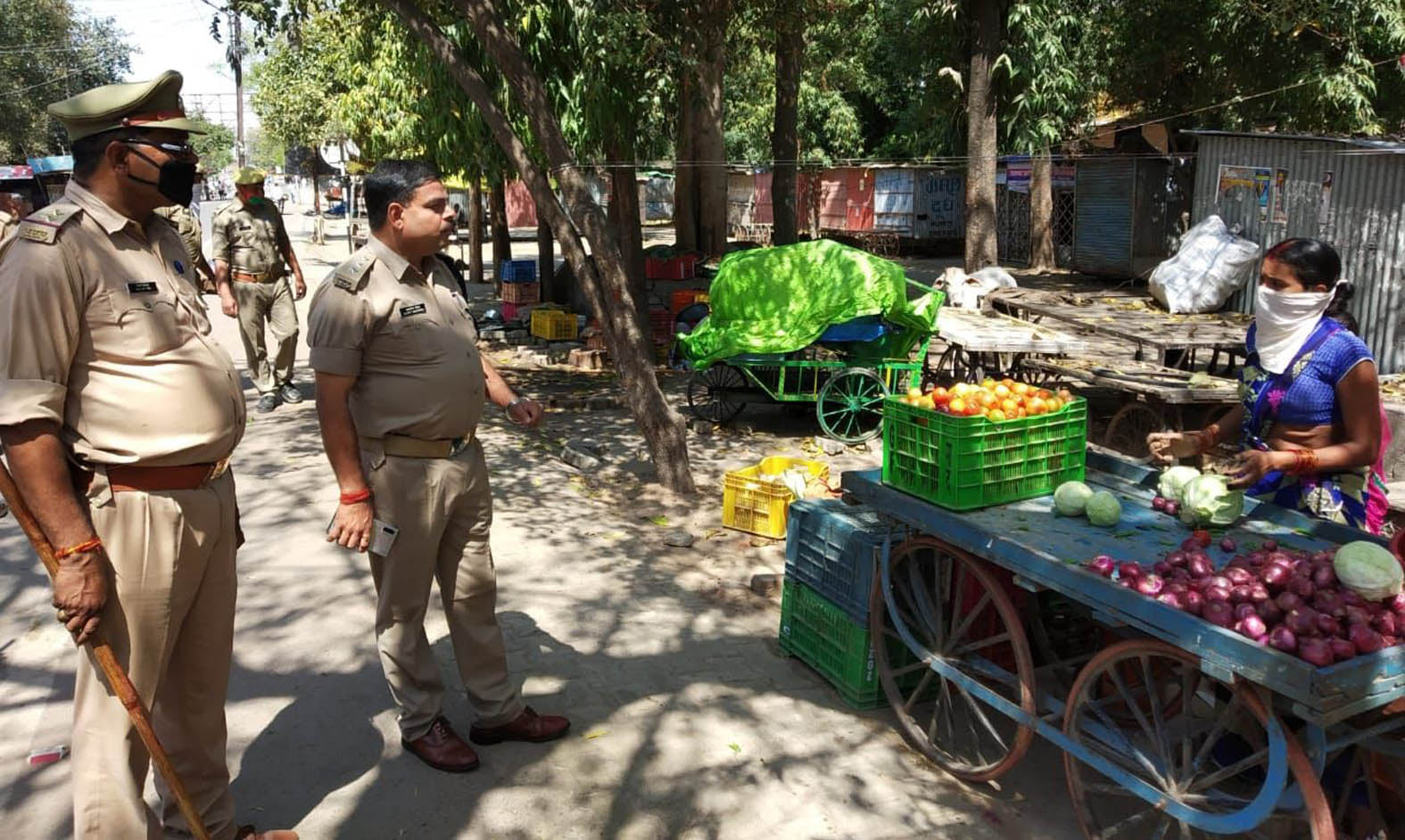 सब्जी दुकानदारों को हटवाते सीओ आलोक मिश्रा। सब्जी दुकानदारों को हटवाते सीओ आलोक मिश्रा।