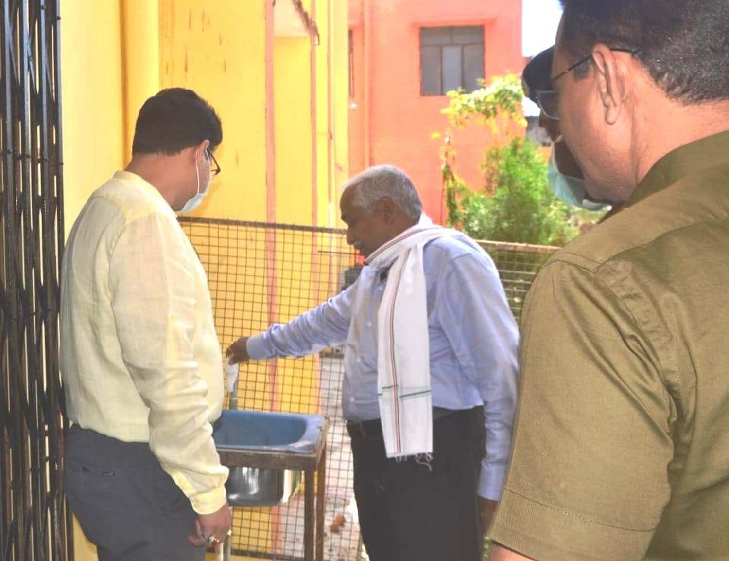 सीएमओ कार्यालय में बने कंट्रोलरूम में जिलाधिकारी कोे वॉश बेसिन में पानी की टोटी खोलकर दिखाते सी? सीएमओ कार्यालय में बने कंट्रोलरूम में जिलाधिकारी कोे वॉश बेसिन में पानी की टोटी खोलकर दिखाते सी?