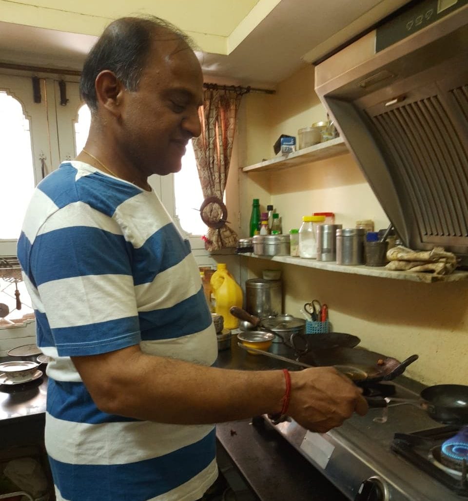 इंद्रपुरी स्थित आवास में रसोई में पत्नी का हाथ बटाते उद्योग पति आलोक जैन- संवाद