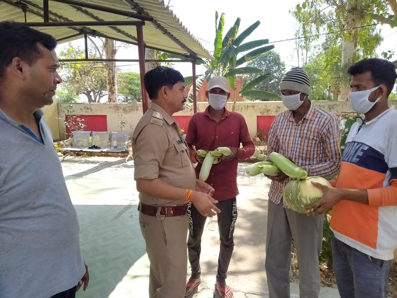 डकोर कोतवाल बीएल यादव मजदूरों को सब्जी देते डकोर कोतवाल बीएल यादव मजदूरों को सब्जी देते