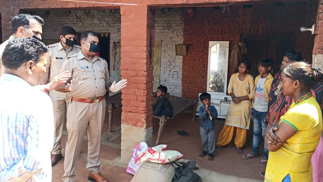 साखन कलां गांव में एक परिवार को राशन देते इंस्पेक्टर यज्ञदत्त शर्मा न अन्य पुलिसकर्मी साखन कलां गांव में एक परिवार को राशन देते इंस्पेक्टर यज्ञदत्त शर्मा न अन्य पुलिसकर्मी