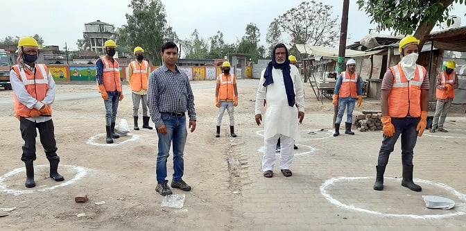 सुल्तानपुर नगर पंचायत सफाई कर्मचारियों को दिशा निर्देश देते चेयरमैन तथा ईओ। सुल्तानपुर नगर पंचायत सफाई कर्मचारियों को दिशा निर्देश देते चेयरमैन तथा ईओ।