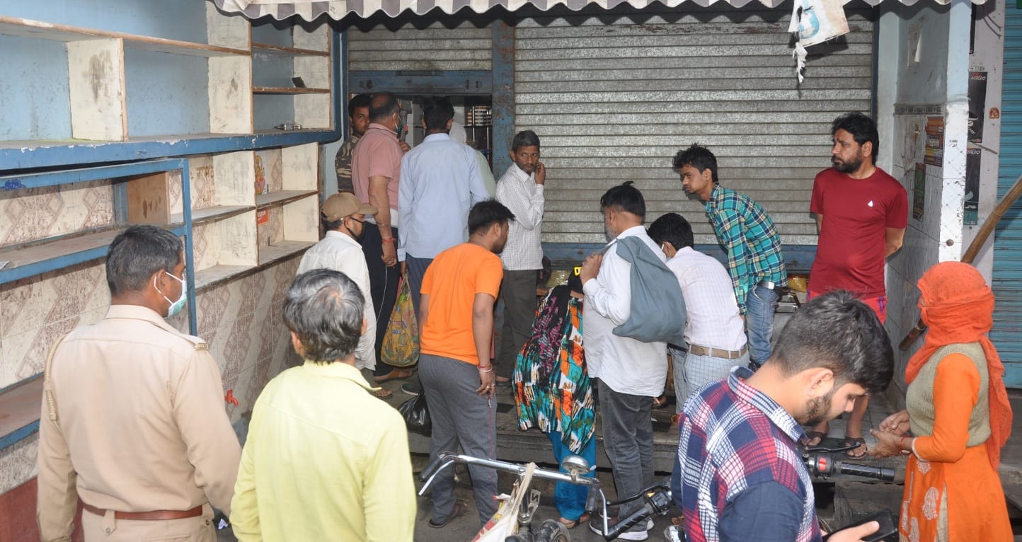 शामली में नमकीन की दुकान में समान लेने के लिये लगी भीड