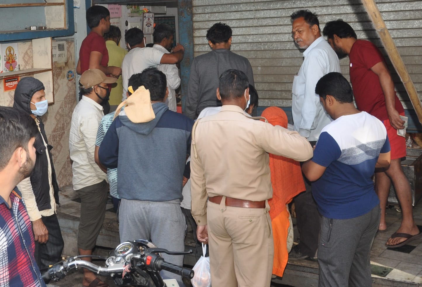 शामली में नमकीन की दुकान में समान लेने के लिये लगी भीड