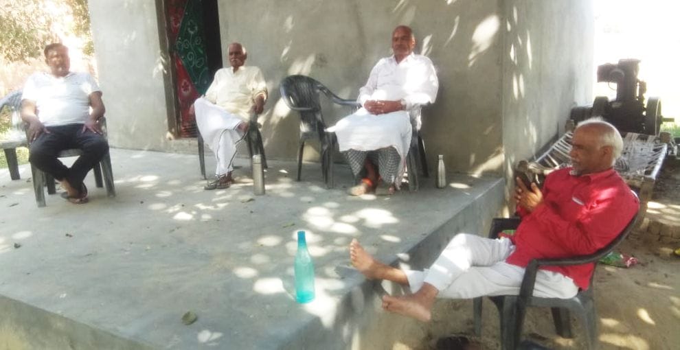 शहर में परिवार के लोगों के साथ कोरोना वायरस पर चर्चा करते पूर्व विधायक रज्जन पाल सिंह चौहान- संवा?