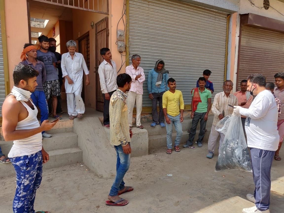 जींद में जरूरतमंद लोगों को राशन वितरित करते संस्था के लोग। जींद में जरूरतमंद लोगों को राशन वितरित करते संस्था के लोग।