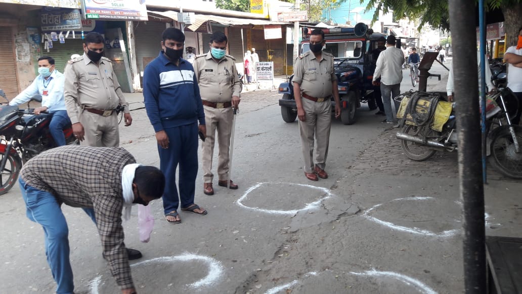 नागल में ग्राहकों के खडे होने के लिए दुकानों के सामने बनाए गए घेरे नागल में ग्राहकों के खडे होने के लिए दुकानों के सामने बनाए गए घेरे