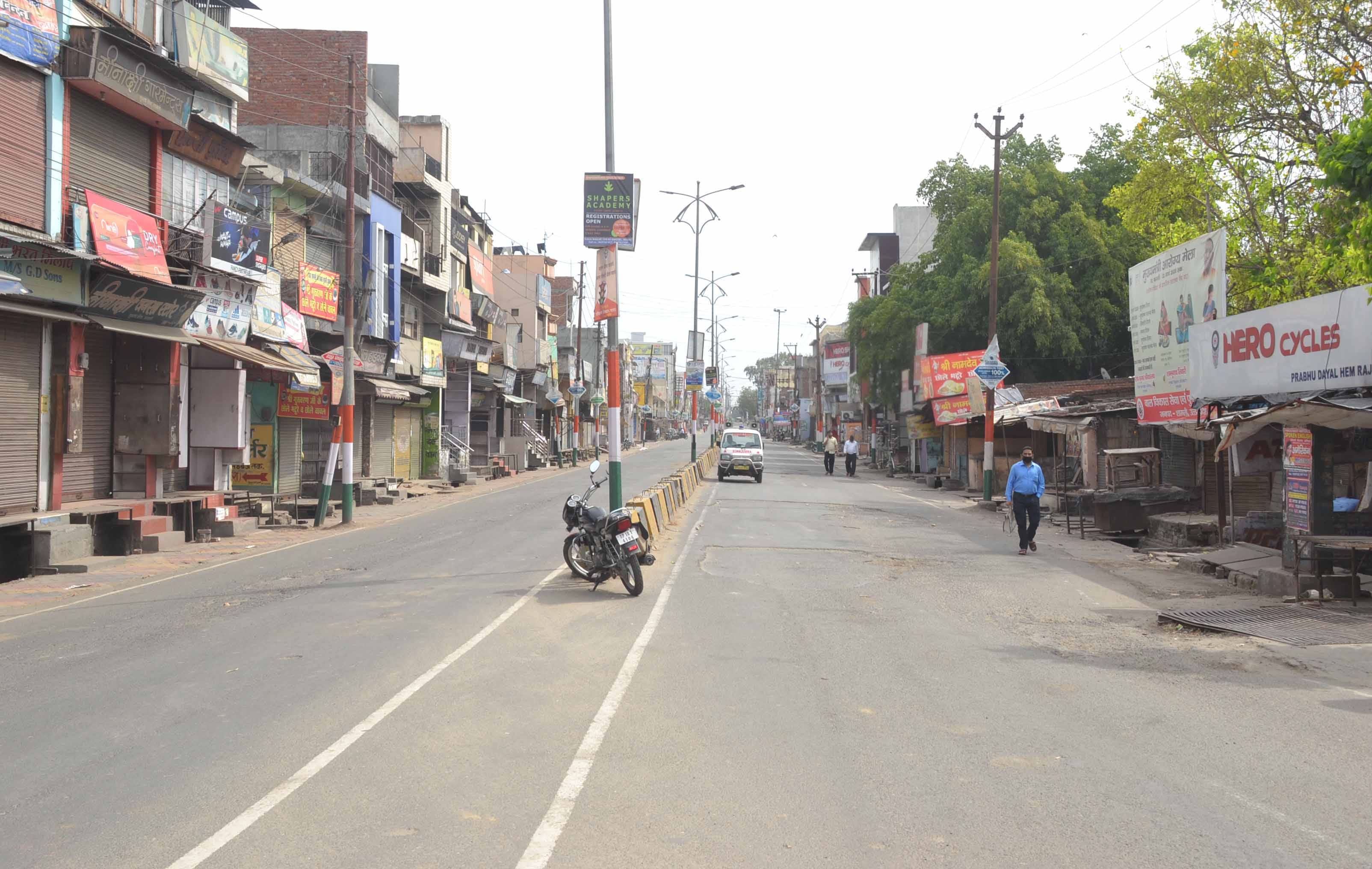शामली लॉकडाउन के बाद सुनसान पडी सडक शामली लॉकडाउन के बाद सुनसान पडी सडक
